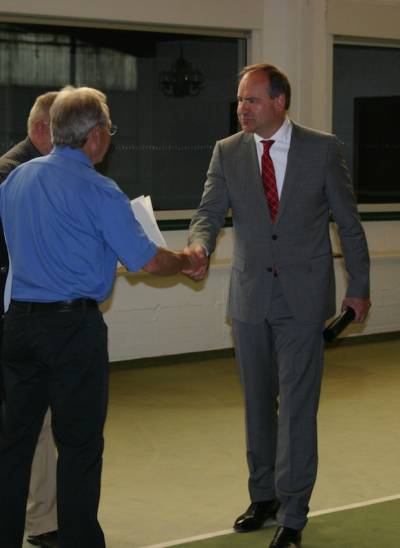 Bescheid�bergabe zur Sanierung der Tennishalle in Egelsbach