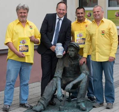 Freude beim Kerbteam in Sprendlingen: Landrat Oliver Quilling ist eines der ersten Mitglieder im Club der 300. (Sprendlingen im August 2015)