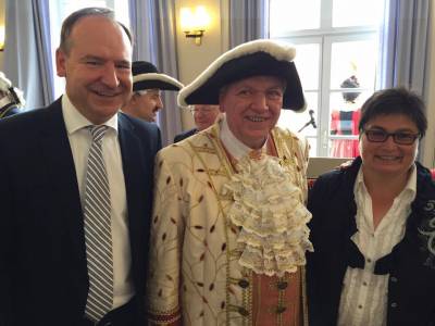 Oliver Quilling zusammen mit Ministerpr�sident Volker Bouffier und B�rgermeisterkandidatin f�r Seligenstadt Claudia Bicherl (18.-20. Juli 2015) 