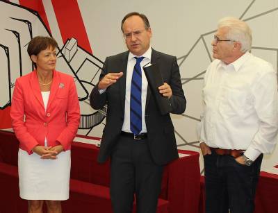 Mit der Hessischen Landesministerin f�r Bundes- und Europaangelegenheiten Lucia Puttrich und Sportkreisvorsitzenden Peter Dinkel beim Besuch eines Autohauses