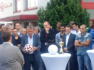 Die Christliche Fl�chtlingshilfe Egelsbach/Erzhausen veranstaltete am 9. September 2015 ein Freundschaftsspiel mit der Betriebssportmannschaft des DFB.